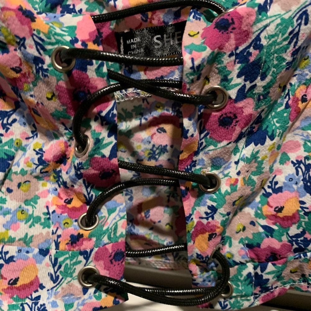 LACED UP FLORAL CROP TOP - Picture 4 of 5